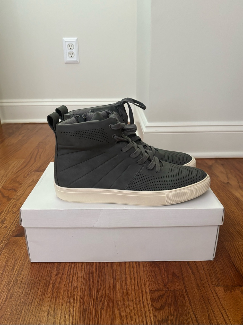 Men’s Steve Madden Gray High-Top Sneakers with Cream Sole - sz 10 - Never Worn